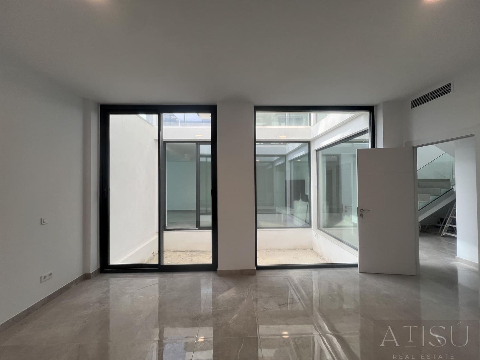6 bedroom Villa for sale in Finestrat with pool garage - € 1,700,000 (Ref: 9937313)