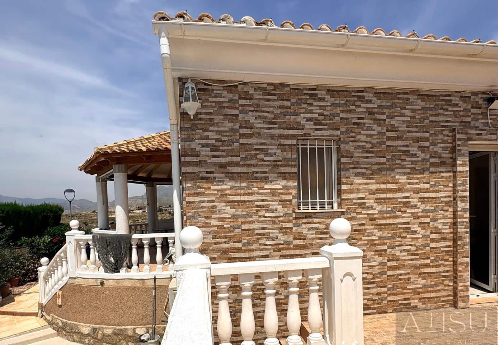 4 bedroom Villa for sale in Busot with pool - € 360,000 (Ref: 9965938)