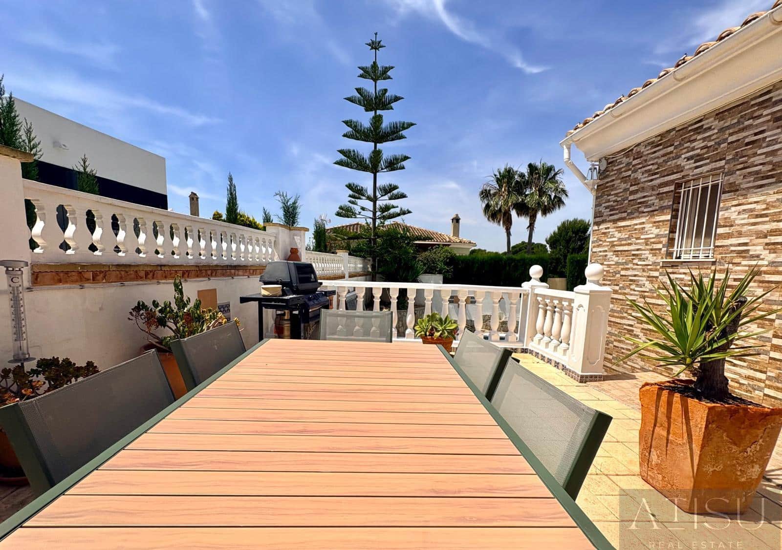 4 bedroom Villa for sale in Busot with pool - € 360,000 (Ref: 9965938)