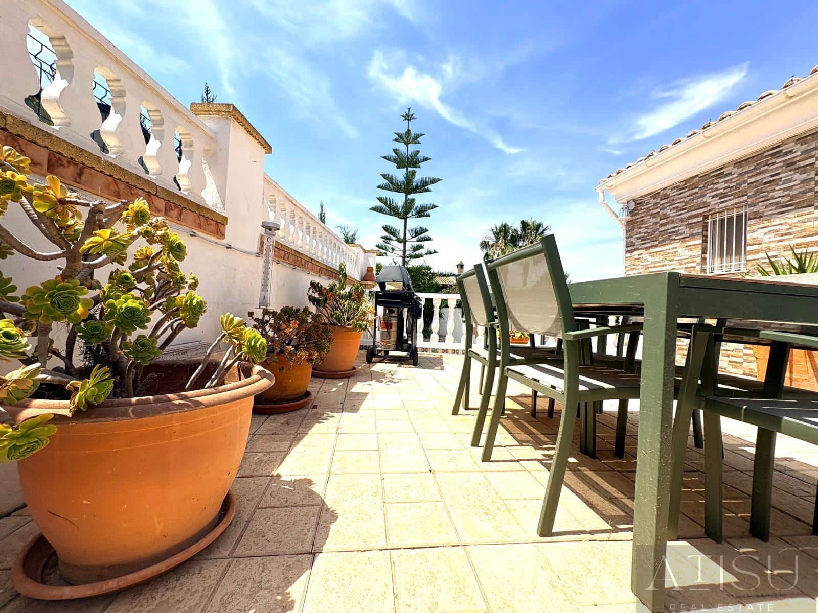 4 bedroom Villa for sale in Busot with pool - € 360,000 (Ref: 9965938)
