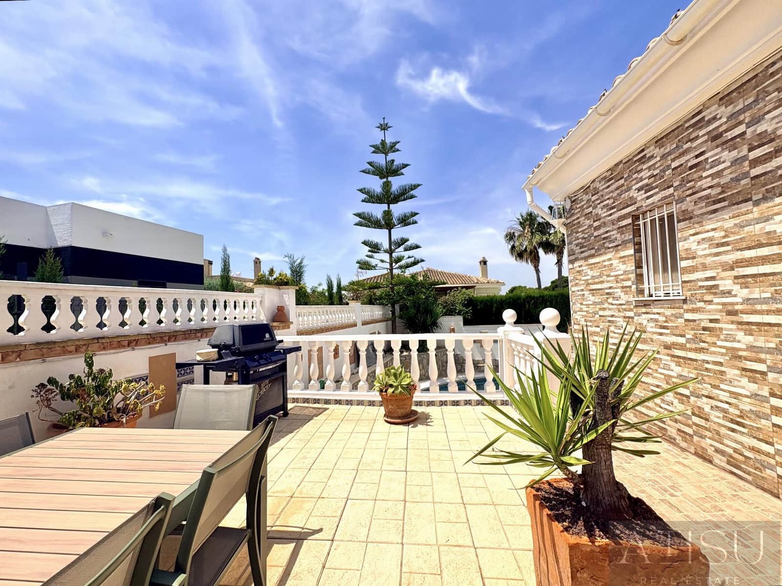 4 bedroom Villa for sale in Busot with pool - € 360,000 (Ref: 9965938)