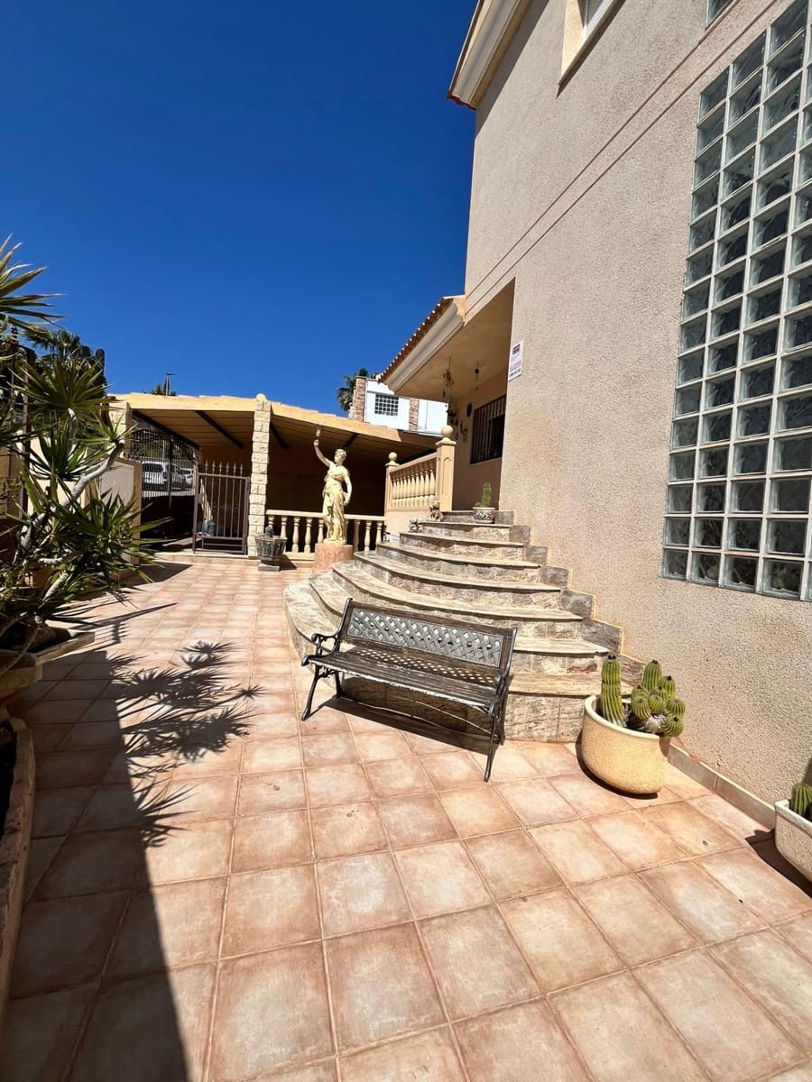 Chalet de 4 habitaciones en Los Collados en venta con garaje - 339.900 € (Ref: 9892823)