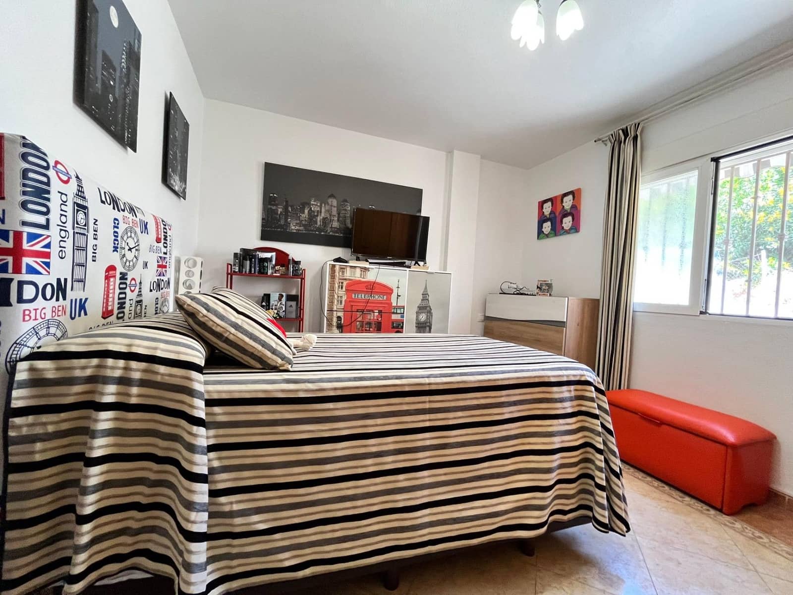 Chalet de 4 habitaciones en Los Collados en venta con garaje - 339.900 € (Ref: 9892823)