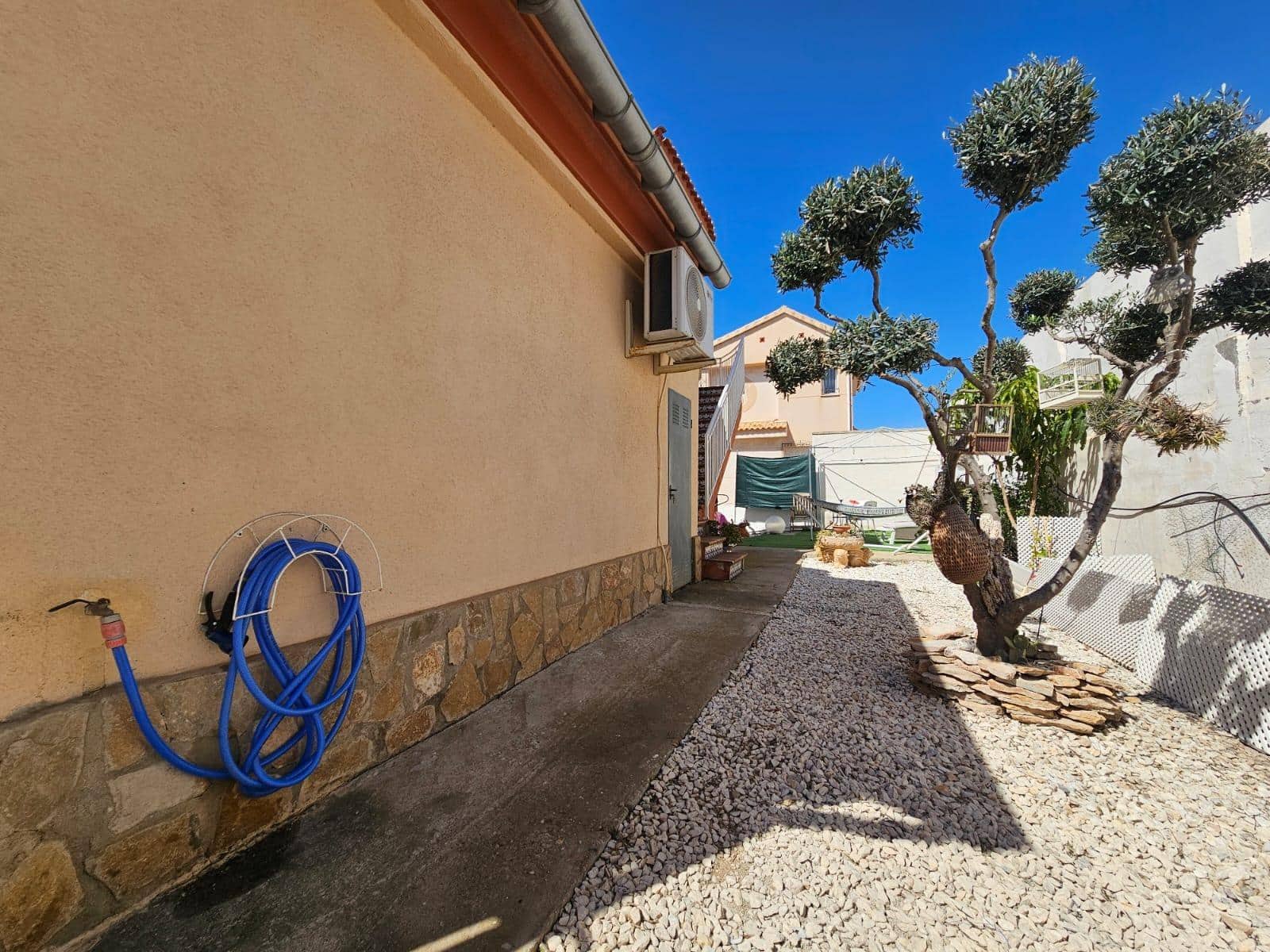 Chalet de 4 habitaciones en Calabardina en venta con garaje - 335.000 € (Ref: 9892849)