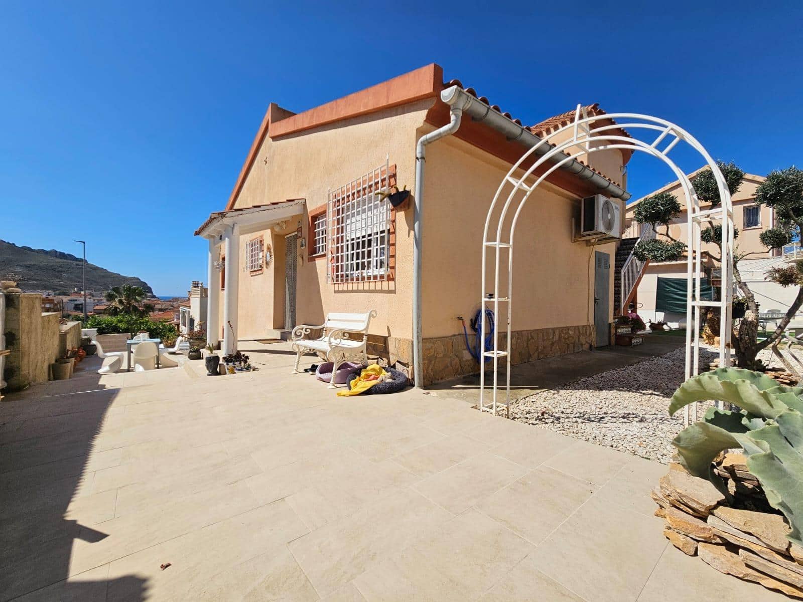 Chalet de 4 habitaciones en Calabardina en venta con garaje - 335.000 € (Ref: 9892849)