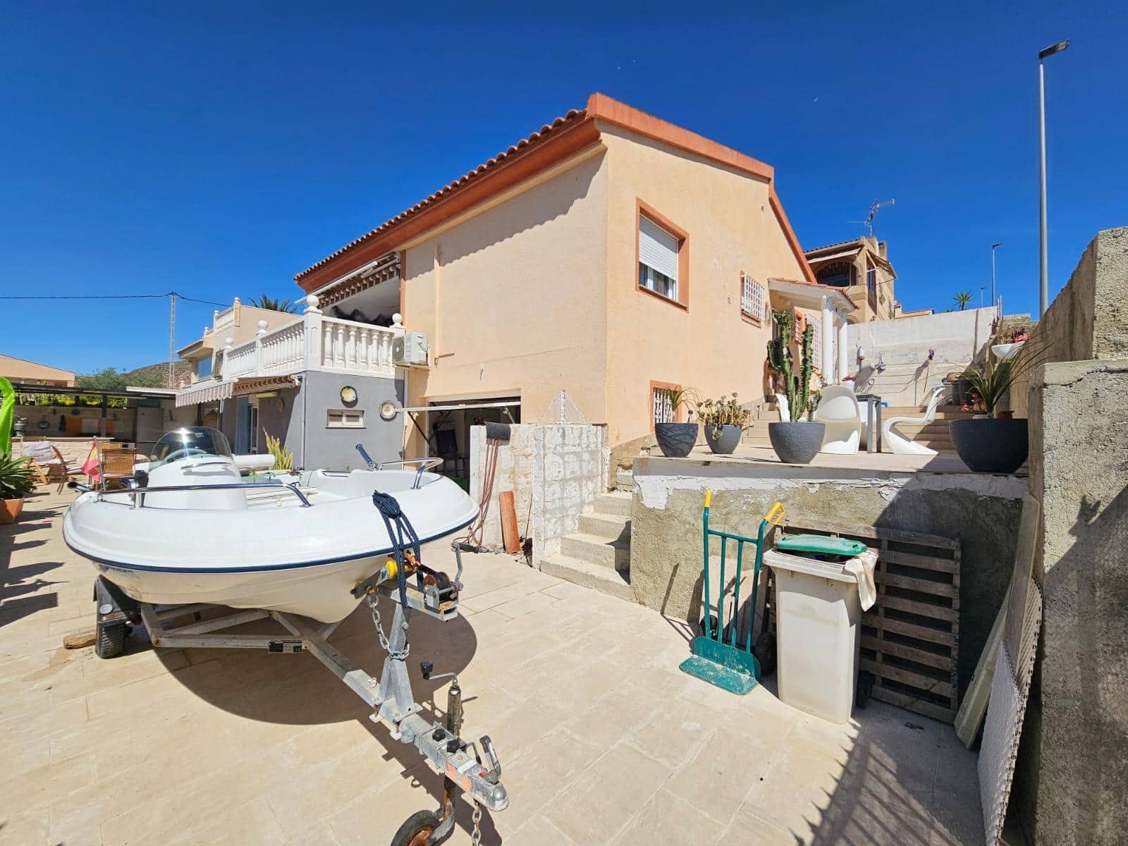 Chalet de 4 habitaciones en Calabardina en venta con garaje - 335.000 € (Ref: 9892849)