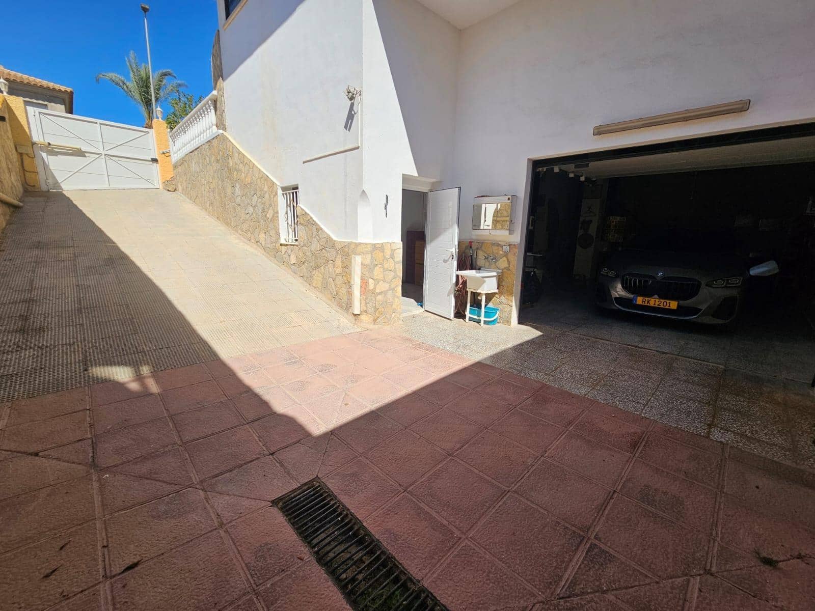 4 bedroom Villa for sale in Calabardina with pool garage - € 450,000 (Ref: 9892854)