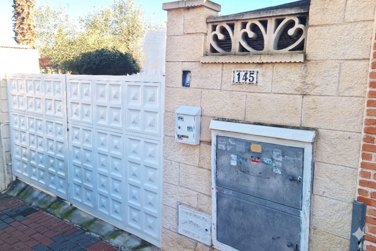 Adosado de 3 habitaciones en Torrevieja en venta con garaje - 169.999 € (Ref: 9895462)