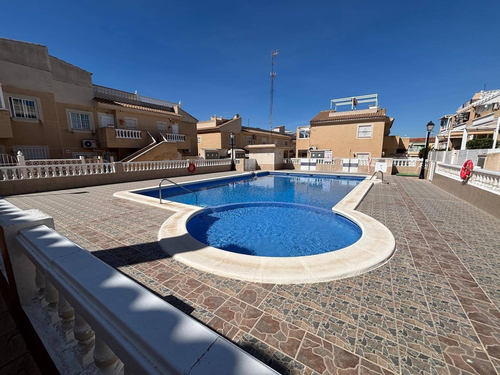 2 soveværelse Bungalow til salg i Torrevieja med swimmingpool - € 169.900 (Ref: 9897340)