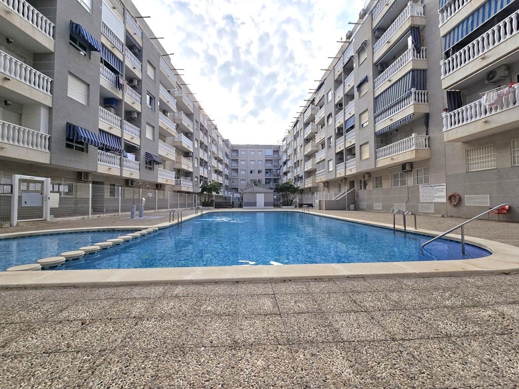 1 soverom Leilighet til salgs i Torrevieja med svømmebasseng garasje - € 132 000 (Ref: 9939097)