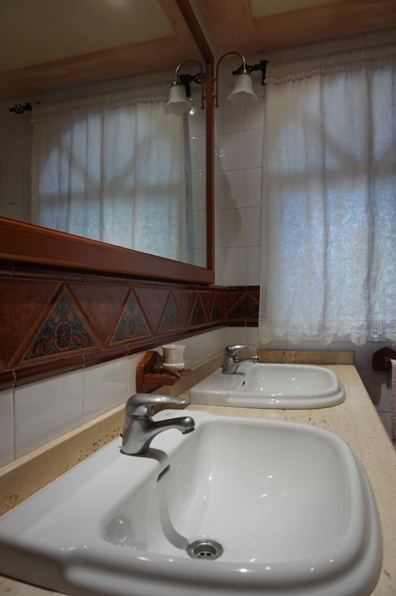 Chalet de 3 habitaciones en Perleta en venta con piscina - 435.000 € (Ref: 10100270)