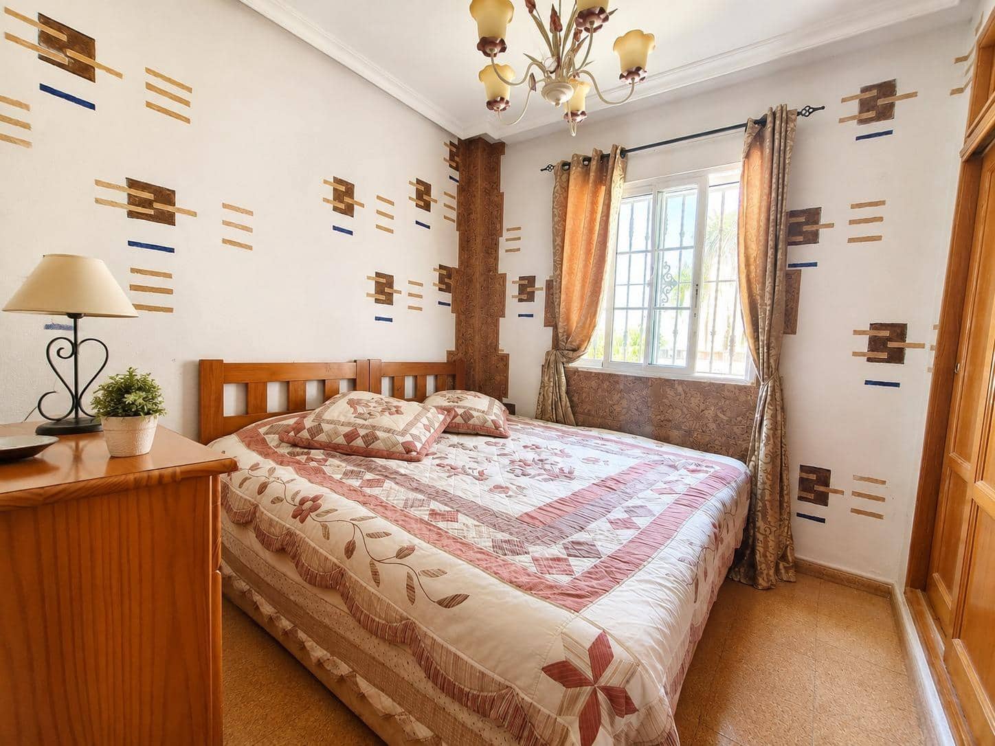Bungalow de 2 habitaciones en Orihuela Costa en venta con piscina garaje - 225.000 € (Ref: 10013417)