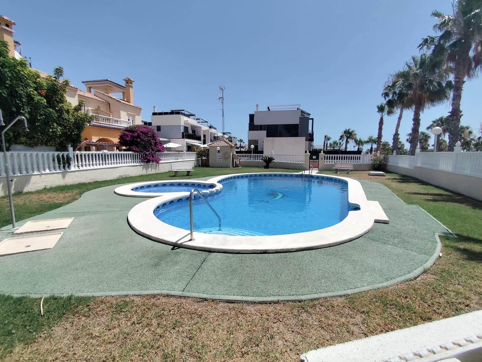 Bungalow de 2 habitaciones en Orihuela Costa en venta con piscina garaje - 225.000 € (Ref: 10013417)