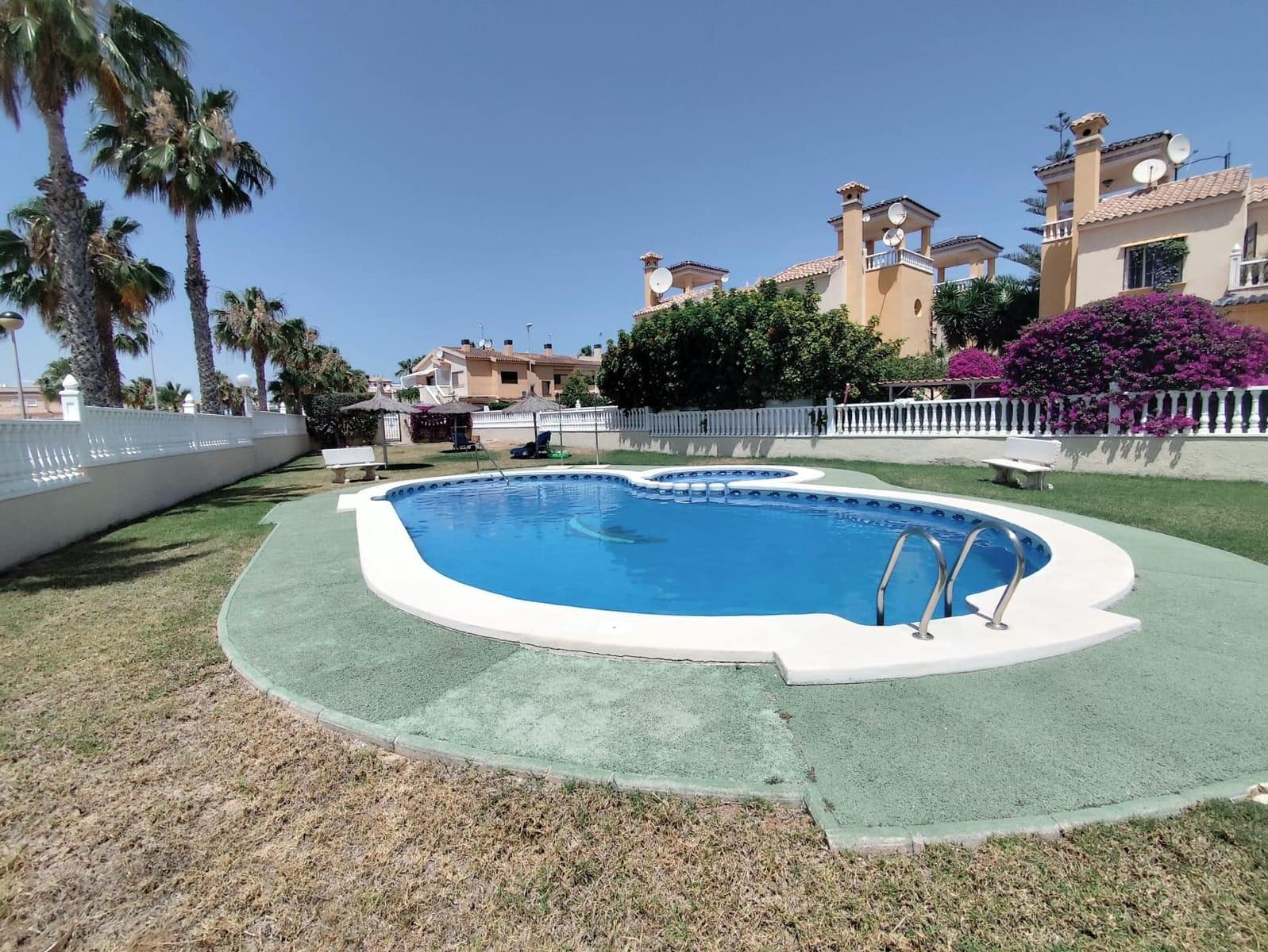 Bungalow de 2 habitaciones en Orihuela Costa en venta con piscina garaje - 225.000 € (Ref: 10013417)