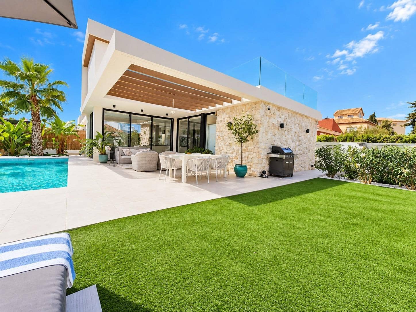 Chalet de 3 habitaciones en Orihuela Costa en venta con piscina garaje - 749.000 € (Ref: 10081357)