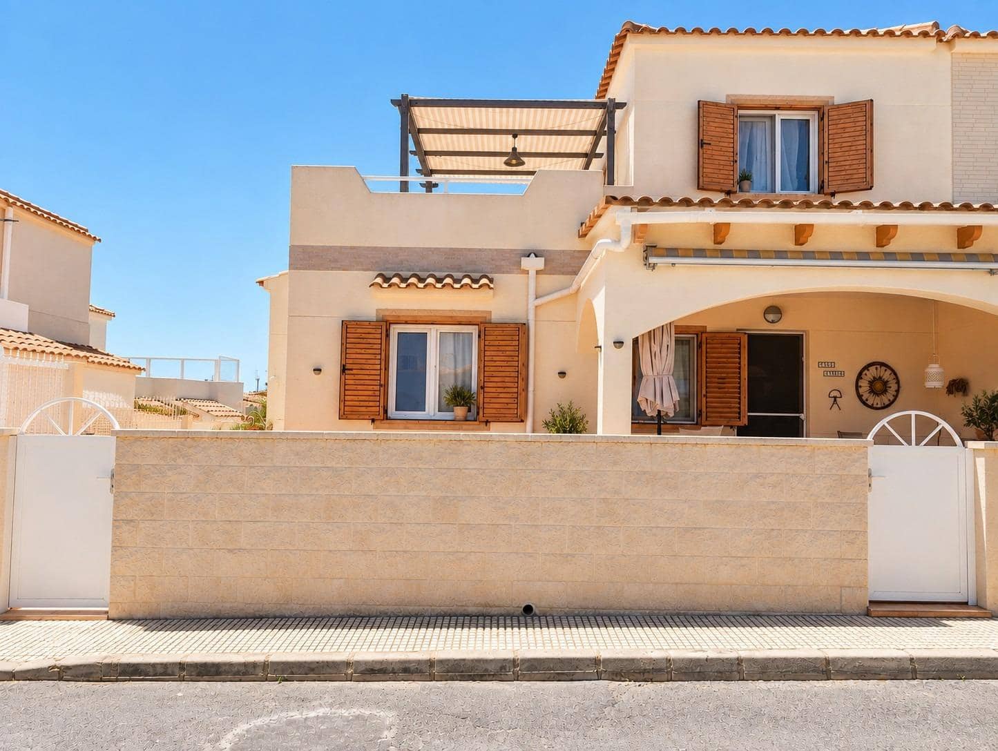 4 bedroom Semi-detached Villa for sale in Orihuela Costa with pool - € 279,000 (Ref: 9908741)