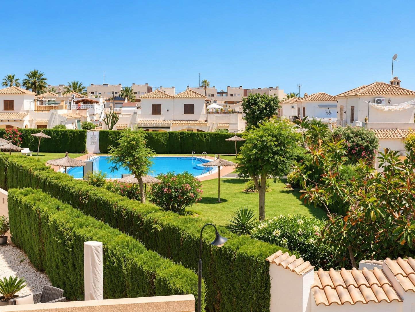 4 bedroom Semi-detached Villa for sale in Orihuela Costa with pool - € 279,000 (Ref: 9908741)
