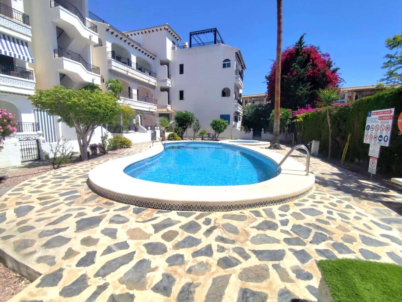 2 soverom Bungalow til salgs i Cabo Roig med svømmebasseng garasje - € 225 000 (Ref: 9908744)