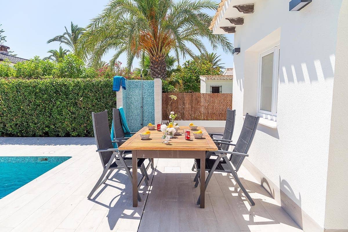 3 makuuhuone Huvila myytävänä paikassa Playa Flamenca mukana uima-altaan - 940 000 € (Ref: 9908755)