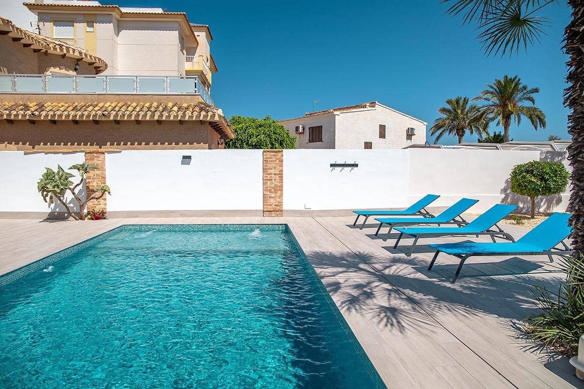 3 makuuhuone Huvila myytävänä paikassa Playa Flamenca mukana uima-altaan - 940 000 € (Ref: 9908755)