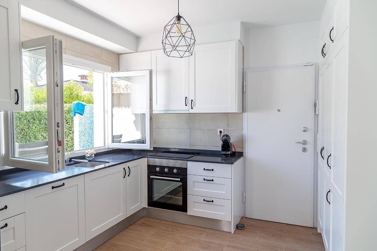 3 makuuhuone Huvila myytävänä paikassa Playa Flamenca mukana uima-altaan - 940 000 € (Ref: 9908755)