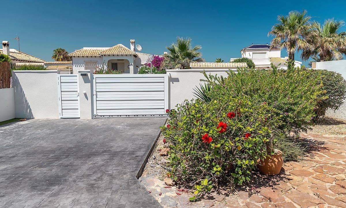 3 makuuhuone Huvila myytävänä paikassa Playa Flamenca mukana uima-altaan - 940 000 € (Ref: 9908755)