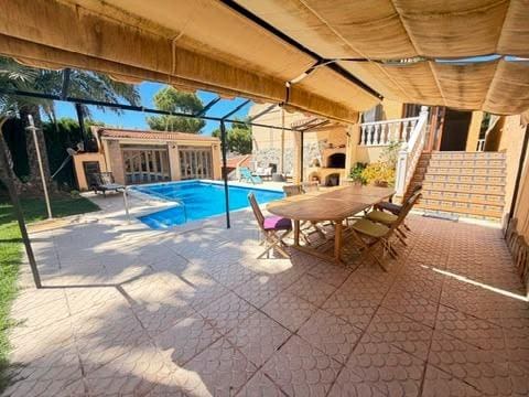 4 soveværelse Villa til salg i Torrevieja med swimmingpool garage - € 490.000 (Ref: 9929462)