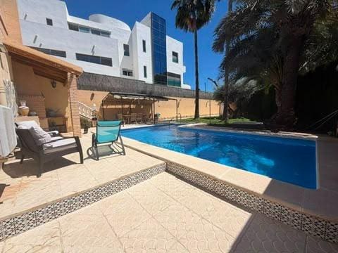 4 soveværelse Villa til salg i Torrevieja med swimmingpool garage - € 490.000 (Ref: 9929462)