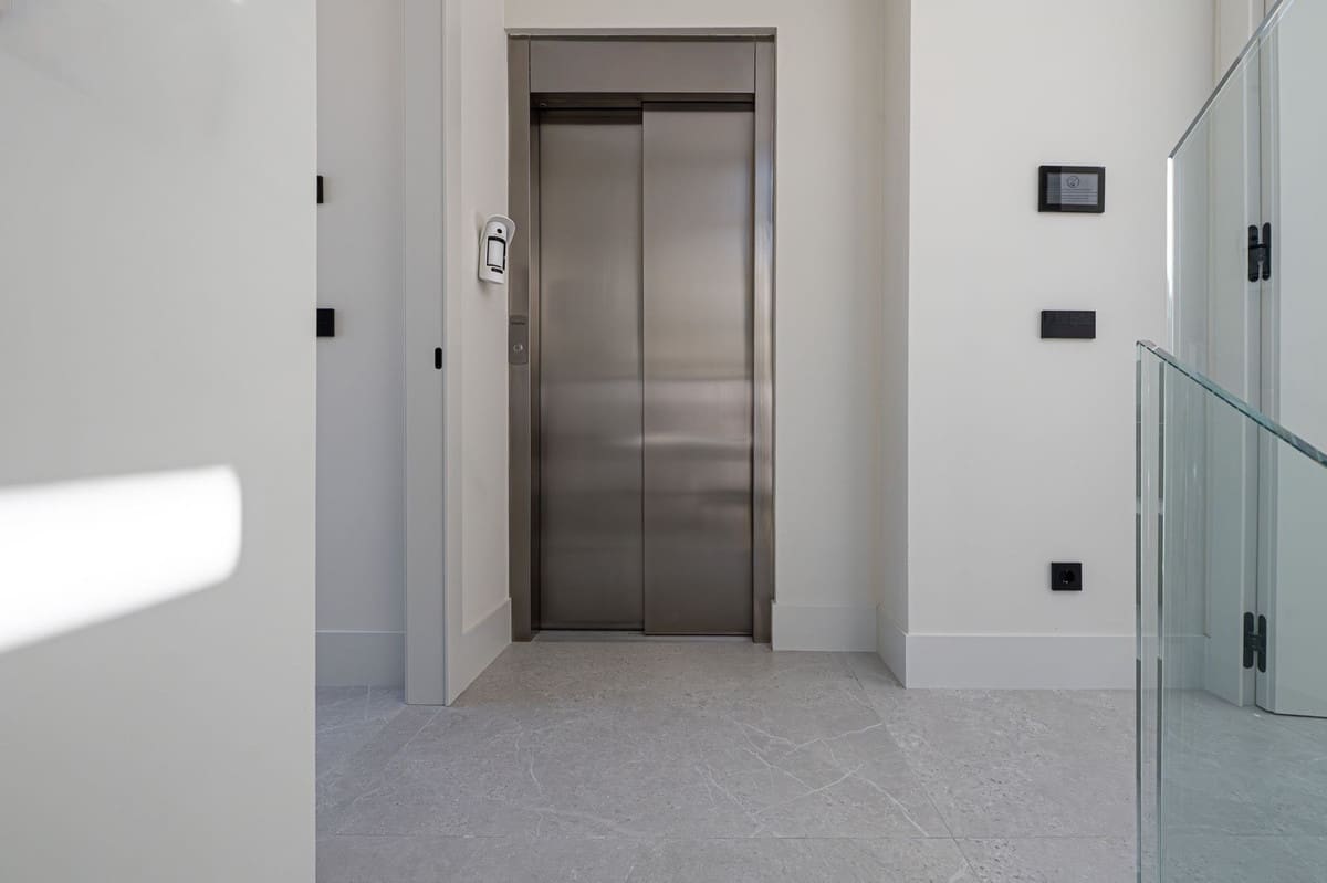 5 sypialnia Willa na sprzedaż w Marbella z basenem garażem - 4 300 000 € (Ref: 9991936)