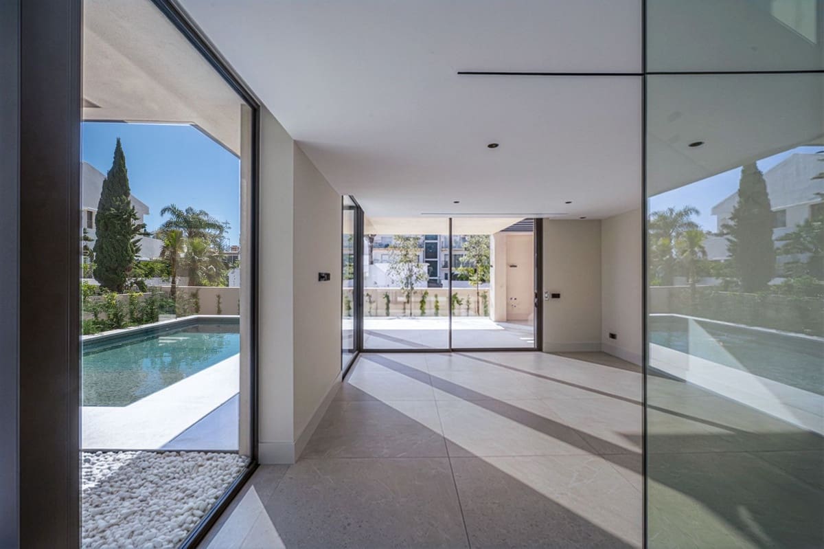 5 sypialnia Willa na sprzedaż w Marbella z basenem garażem - 4 300 000 € (Ref: 9991936)