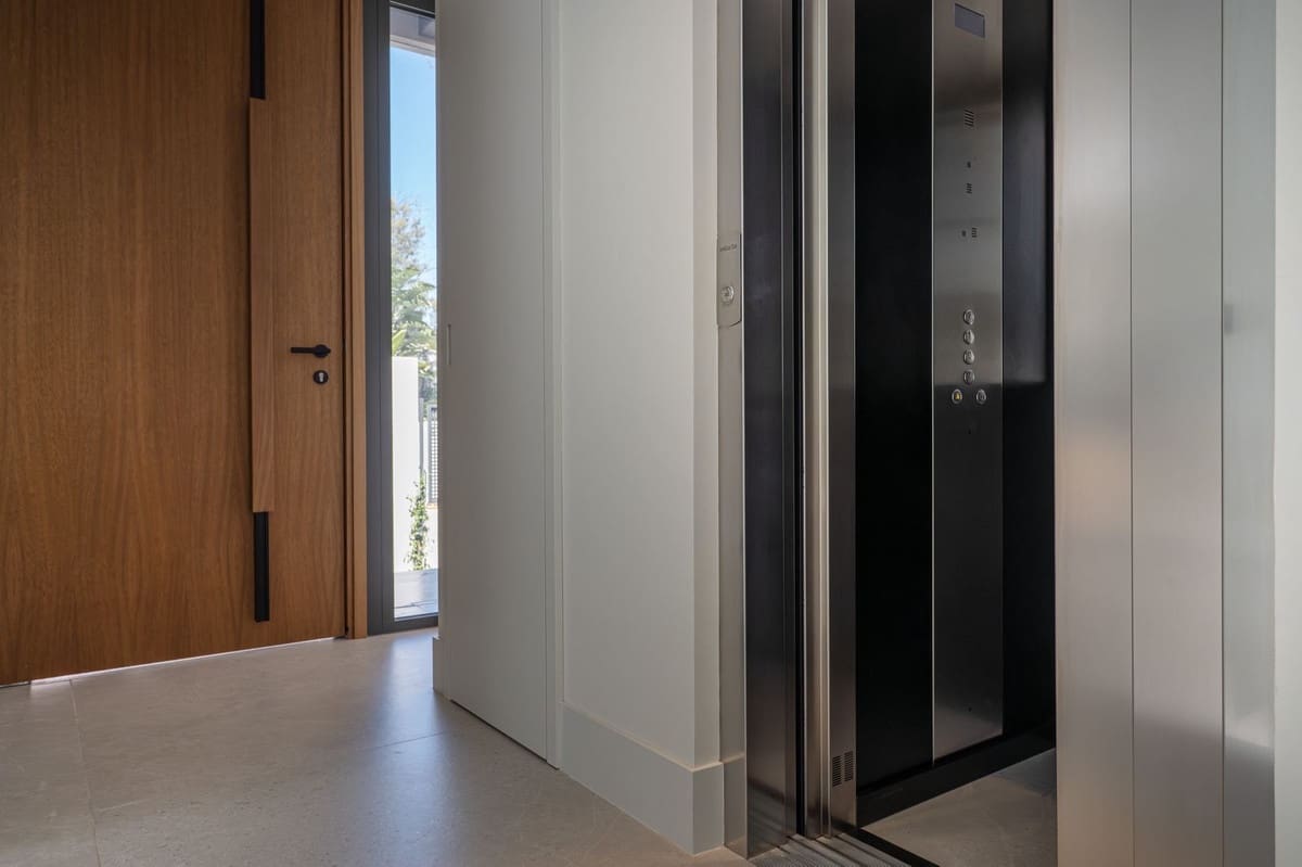 5 sypialnia Willa na sprzedaż w Marbella z basenem garażem - 4 300 000 € (Ref: 9991936)