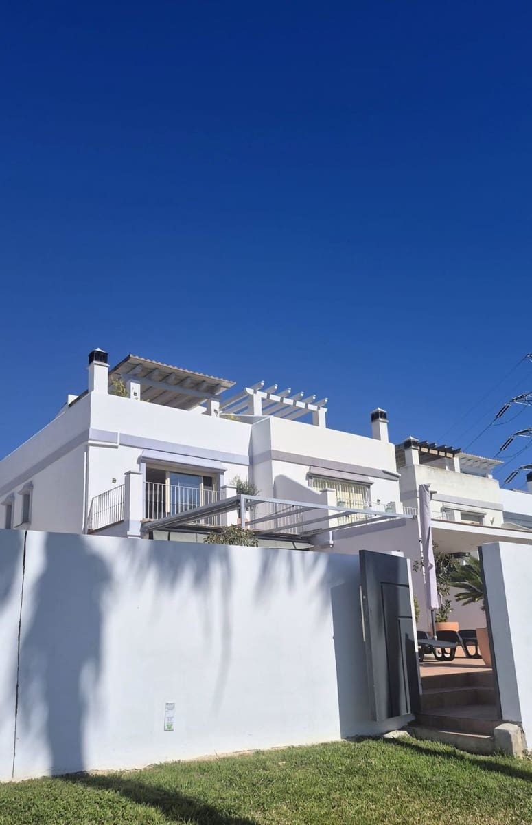 2 makuuhuone Omakotitalo myytävänä paikassa Estepona mukana uima-altaan 
autotalli - 777 000 € (Ref: 9991941)