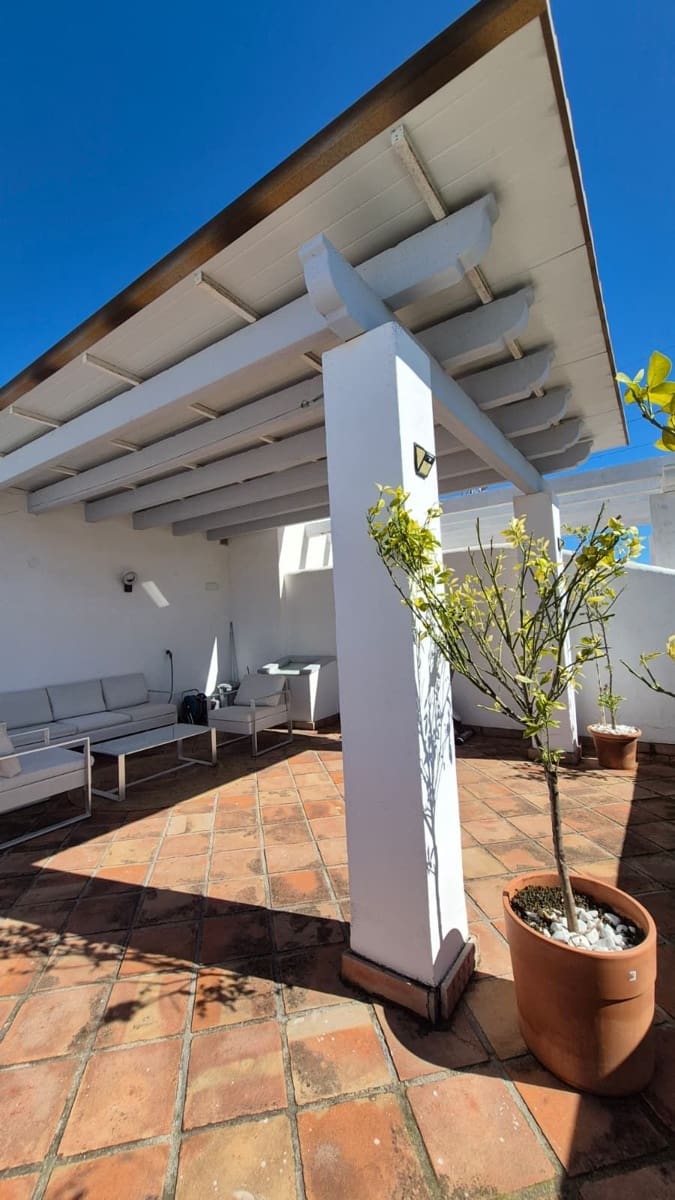 2 makuuhuone Omakotitalo myytävänä paikassa Estepona mukana uima-altaan 
autotalli - 777 000 € (Ref: 9991941)