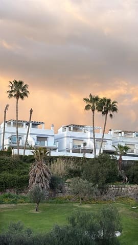 2 makuuhuone Omakotitalo myytävänä paikassa Estepona Golf, Estepona mukana uima-altaan 
autotalli - 777 000 € (Ref: 9991941)