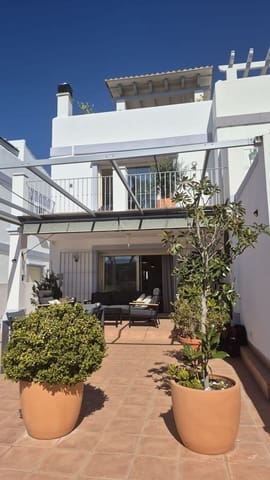 2 makuuhuone Omakotitalo myytävänä paikassa Estepona Golf, Estepona mukana uima-altaan 
autotalli - 777 000 € (Ref: 9991941)