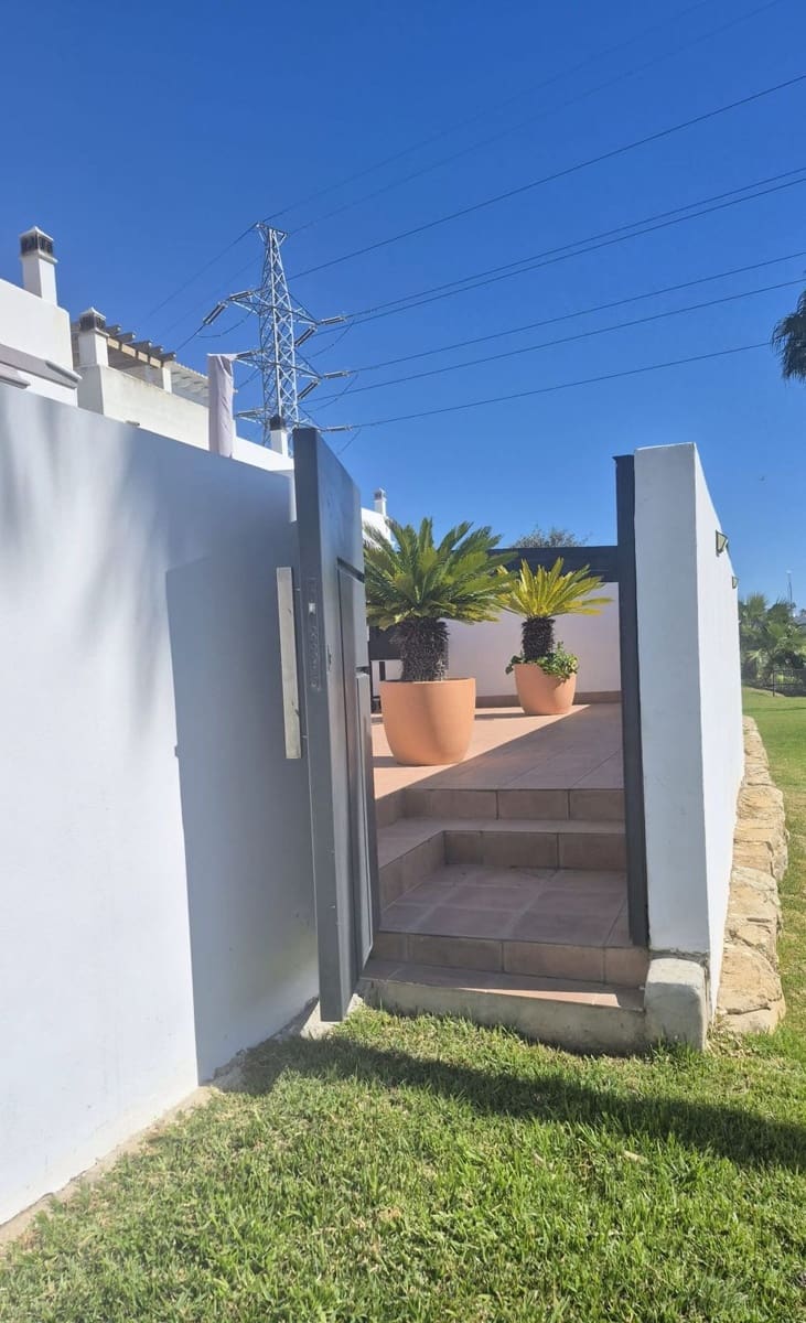 2 makuuhuone Omakotitalo myytävänä paikassa Estepona mukana uima-altaan 
autotalli - 777 000 € (Ref: 9991941)