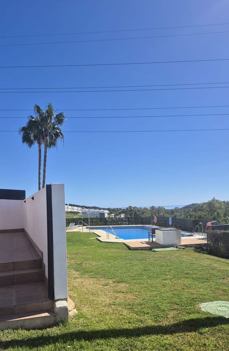 2 makuuhuone Omakotitalo myytävänä paikassa Estepona mukana uima-altaan 
autotalli - 777 000 € (Ref: 9991941)