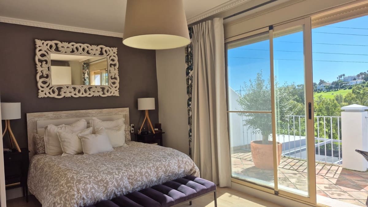 2 makuuhuone Omakotitalo myytävänä paikassa Estepona mukana uima-altaan 
autotalli - 777 000 € (Ref: 9991941)