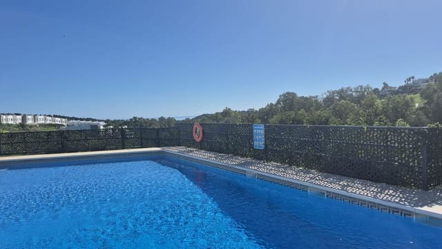 2 makuuhuone Omakotitalo myytävänä paikassa Estepona Golf, Estepona mukana uima-altaan 
autotalli - 777 000 € (Ref: 9991941)