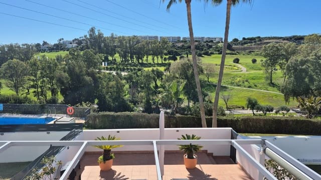 2 makuuhuone Omakotitalo myytävänä paikassa Estepona Golf, Estepona mukana uima-altaan 
autotalli - 777 000 € (Ref: 9991941)