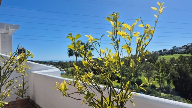 2 makuuhuone Omakotitalo myytävänä paikassa Estepona Golf, Estepona mukana uima-altaan 
autotalli - 777 000 € (Ref: 9991941)