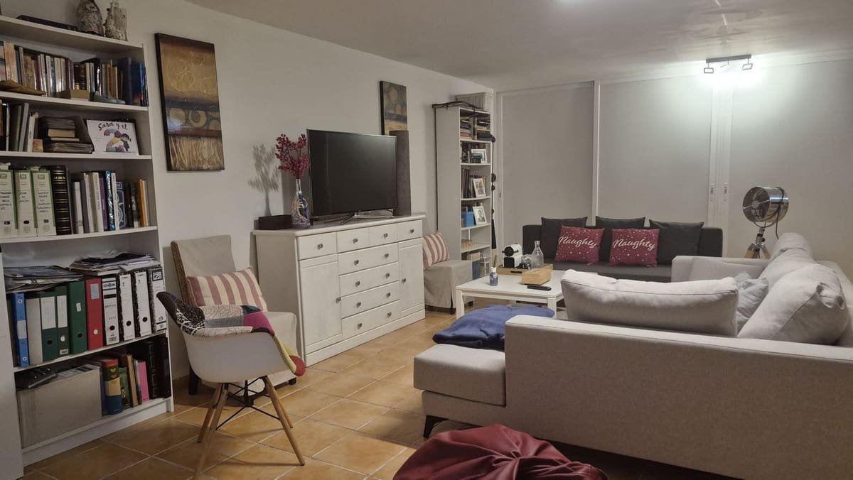 2 makuuhuone Omakotitalo myytävänä paikassa Estepona mukana uima-altaan 
autotalli - 777 000 € (Ref: 9991941)