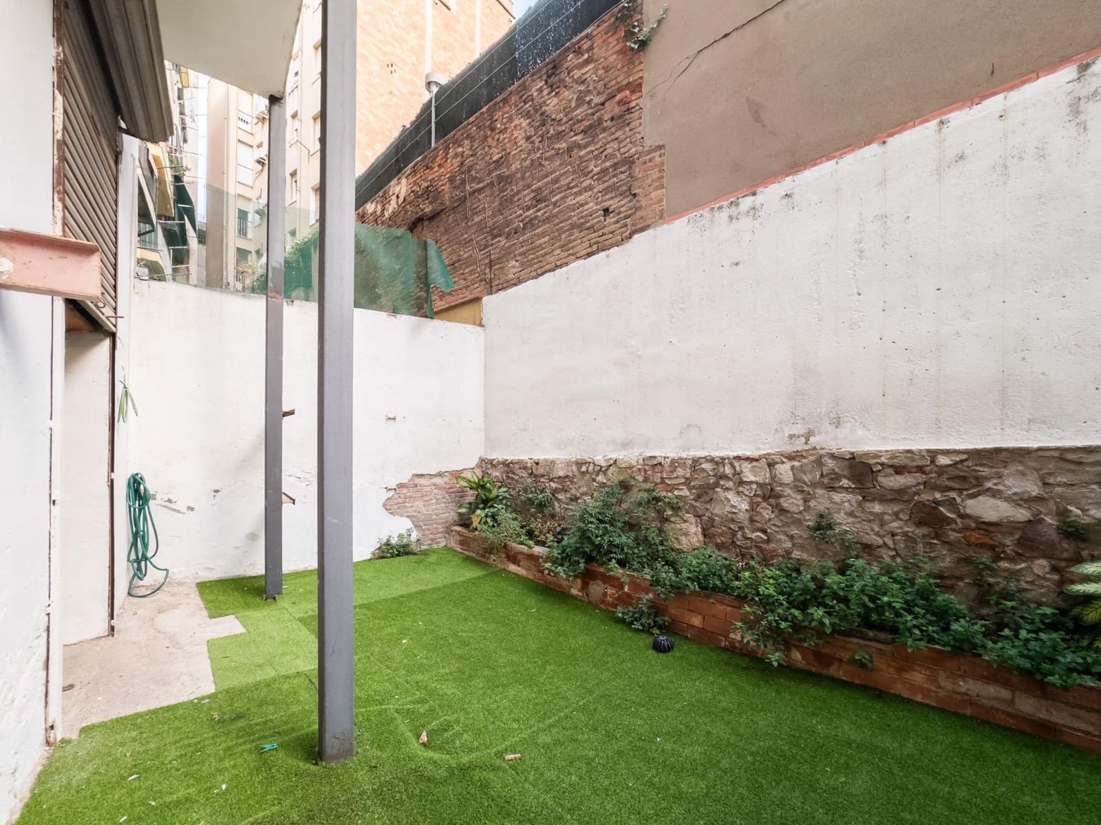 Loft til salgs i Barcelona by - € 350 000 (Ref: 10032192)