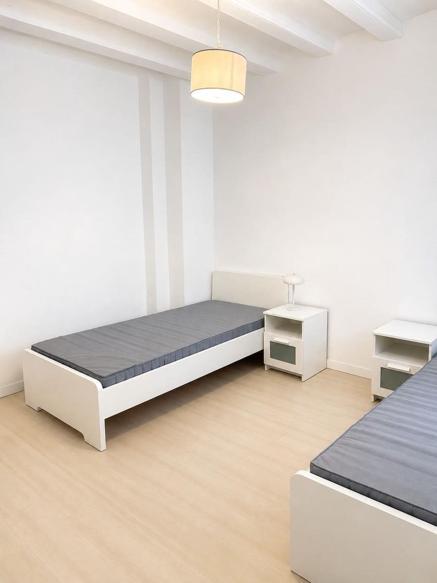 5 bedroom Flat for sale in Barcelona city - € 395,000 (Ref: 9909012)