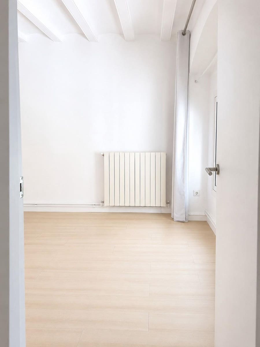 5 bedroom Flat for sale in Barcelona city - € 395,000 (Ref: 9909012)