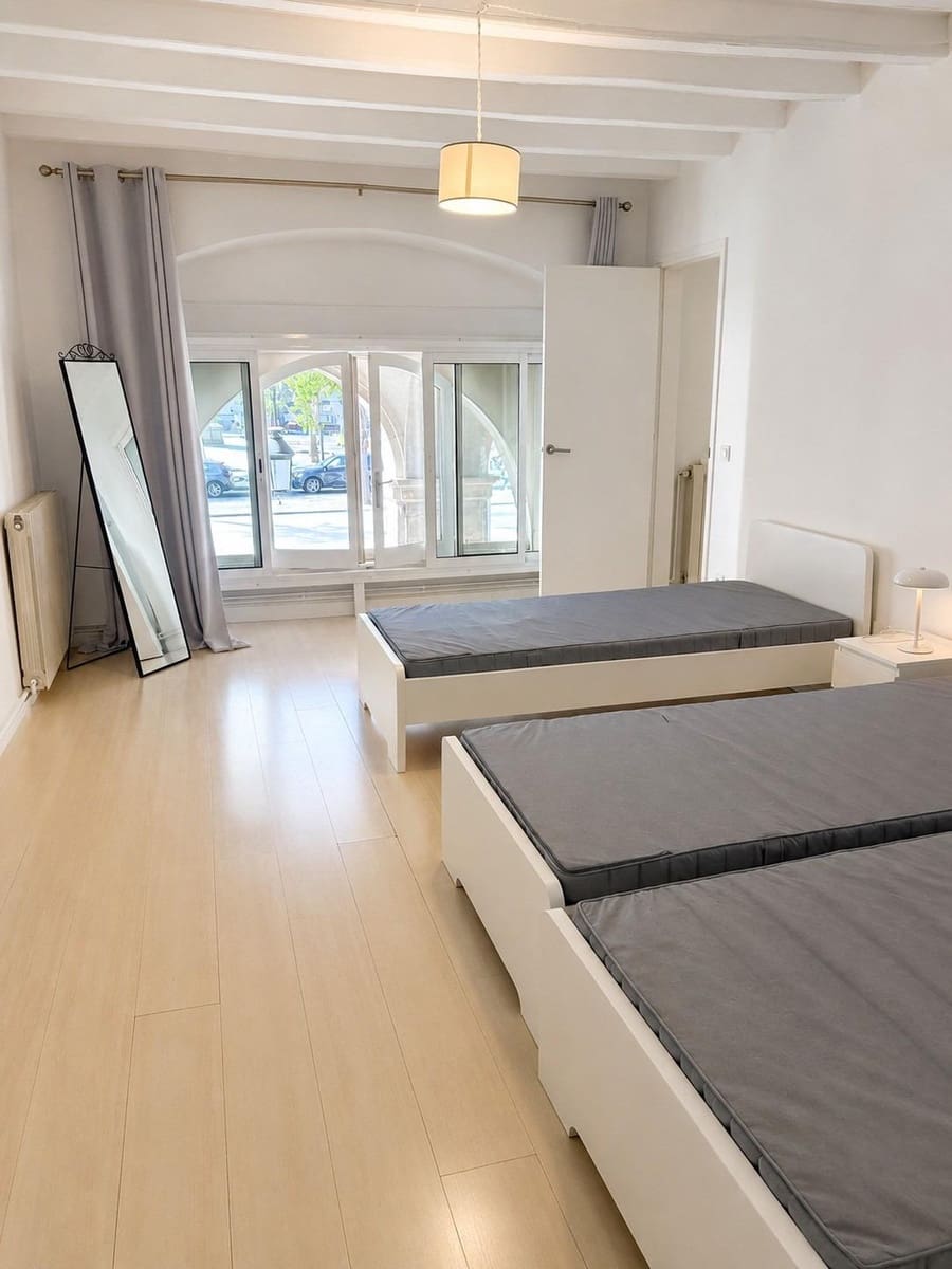 5 bedroom Flat for sale in Barcelona city - € 395,000 (Ref: 9909012)