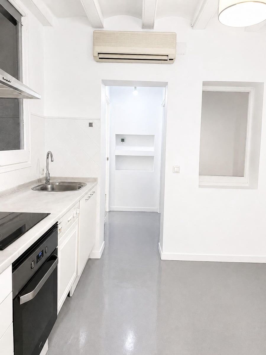 5 bedroom Flat for sale in Barcelona city - € 395,000 (Ref: 9909012)