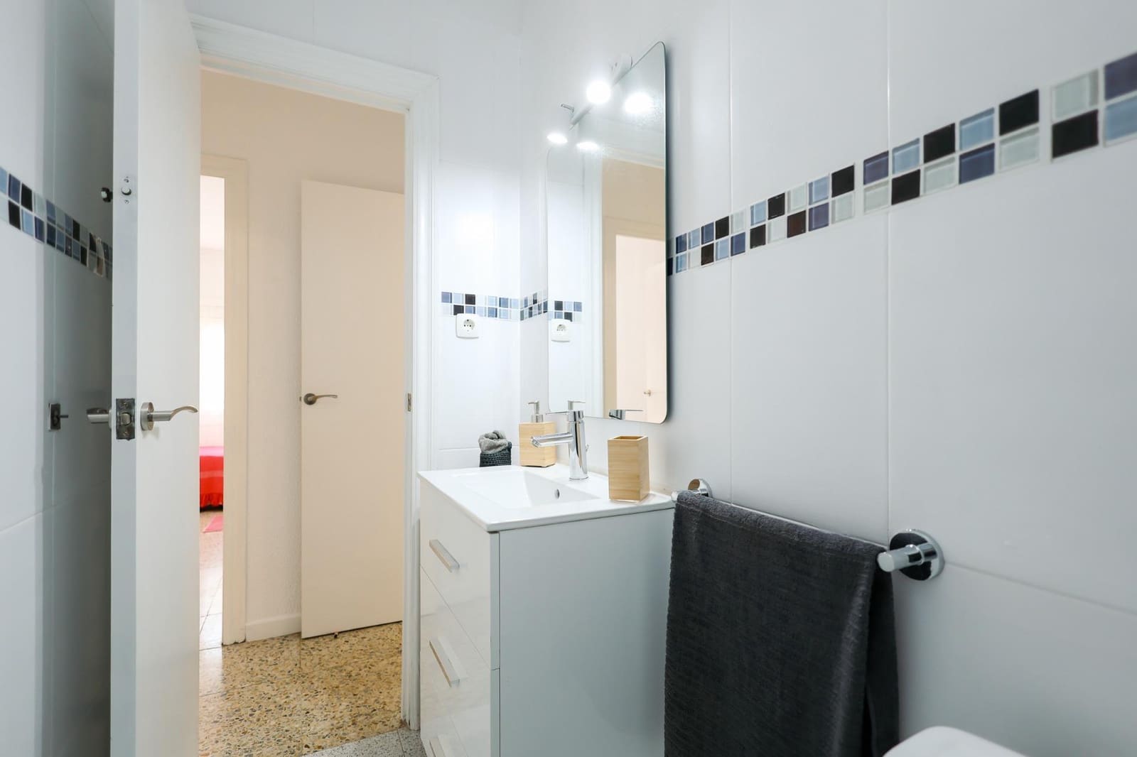 3 bedroom Flat for sale in Barcelona city - € 265,000 (Ref: 9975566)