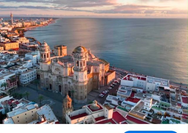 Casa de 8 habitaciones en Centro Histórico, Cádiz ciudad en venta - 650.000 € (Ref: 9974361)