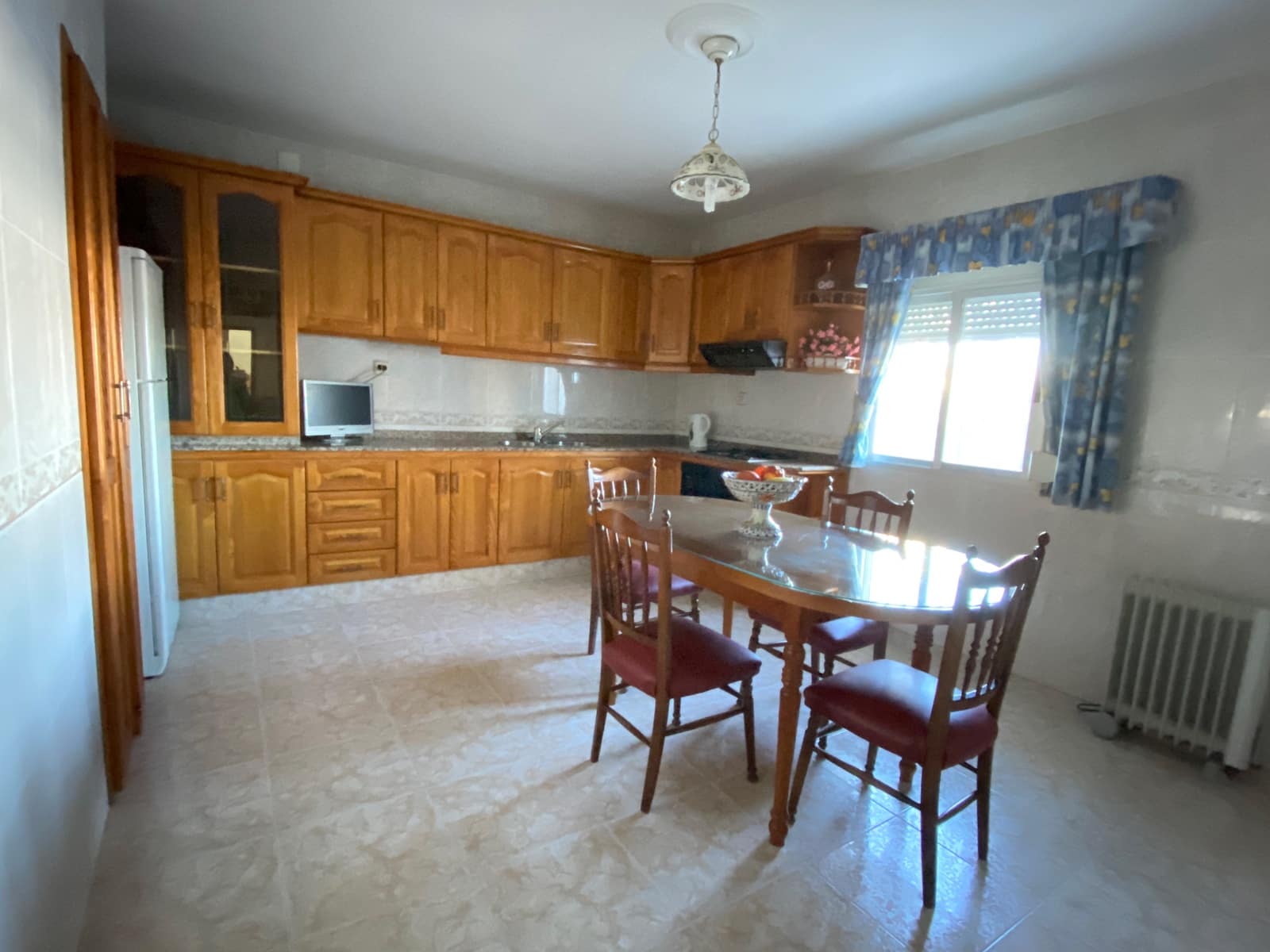 6 bedroom Townhouse for sale in Cuevas del Campo with garage - € 149,995 (Ref: 9909700)